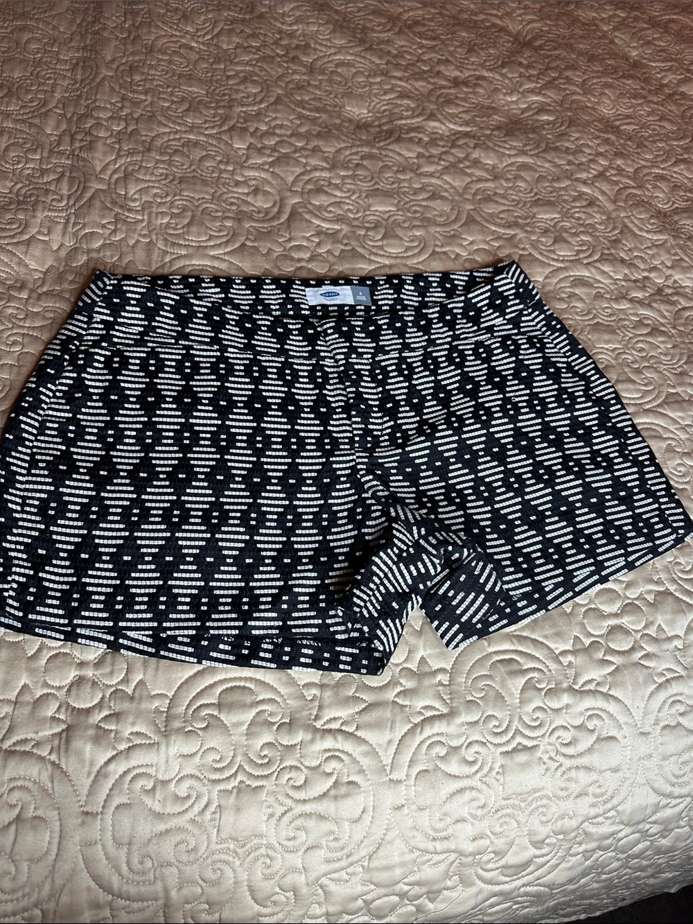 Old Navy Black and White Geometric dress or casual 6 Shorts